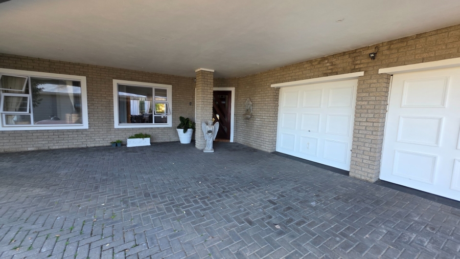 4 Bedroom Property for Sale in Boggomsbaai Western Cape